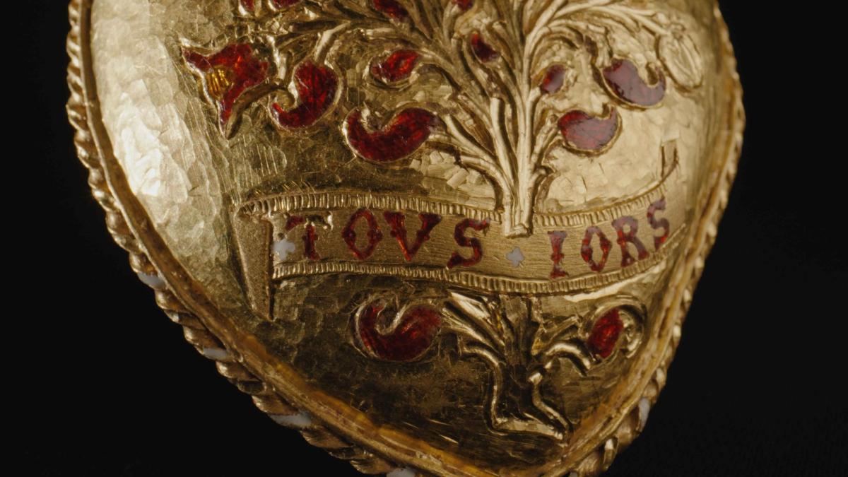 The pendant features the words Tous Iors—which may be a pun on the French word “toujours”, or “always”
© The Trustees of the British Museum