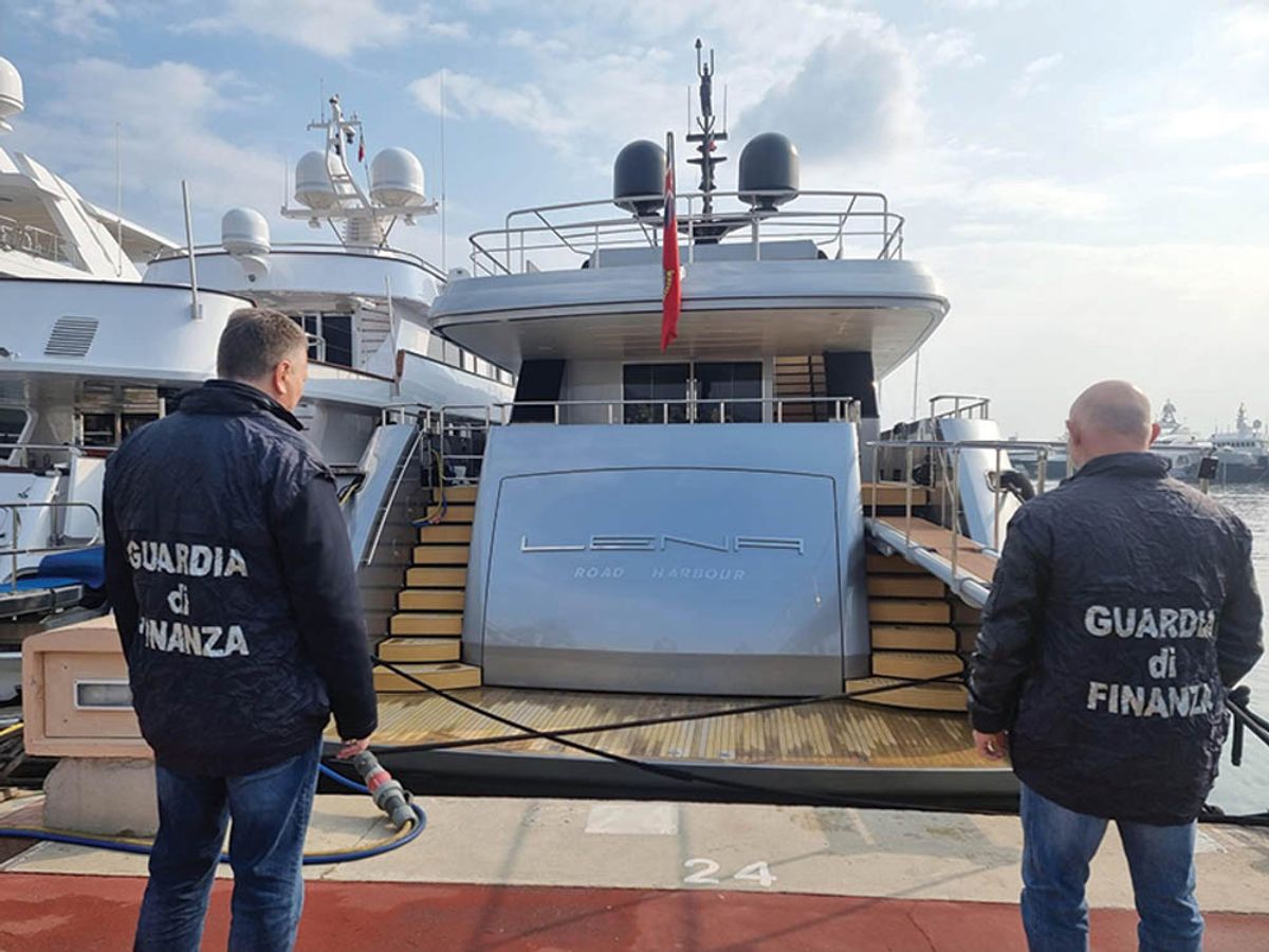 A yacht owned by Gennady Timchenko, the billionaire owner of Volga Group, is seized by Italy’s finance police after his assets were frozen by the EU. © Photo Fabrizio Tenerelli/EPA-EFE/Shutterstock