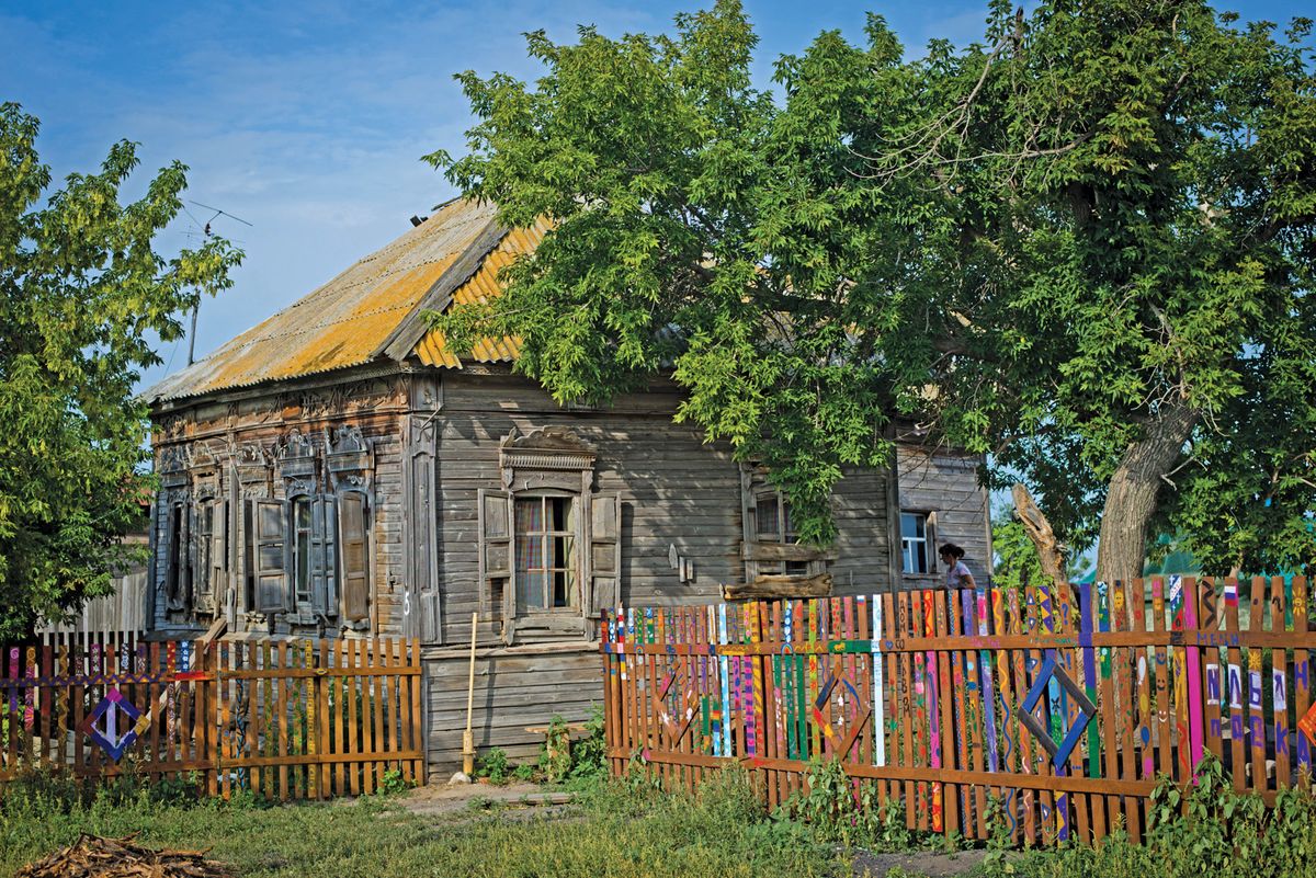 A private restorer saved the Lion House (around 1910) in Popovka. Today,  it serves as a museum. archive of Julie Terekhova