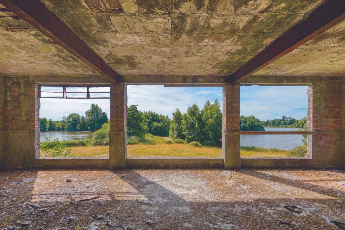 RAF Ibsley’s derelict Watch Office—briefly a motor-racing clubhouse—is the only one of 29 built to survive with its concrete balcony intact
© John Miller
