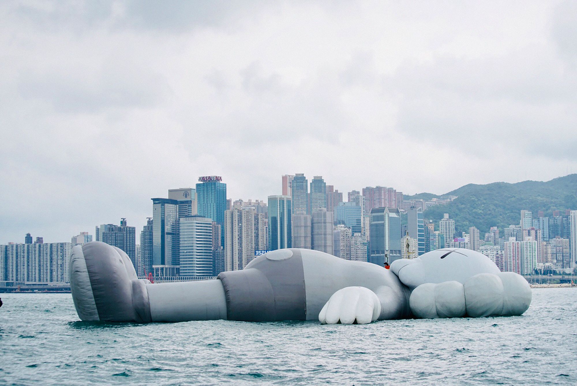 KAWS célèbre: street artist's first survey—and huge inflatable