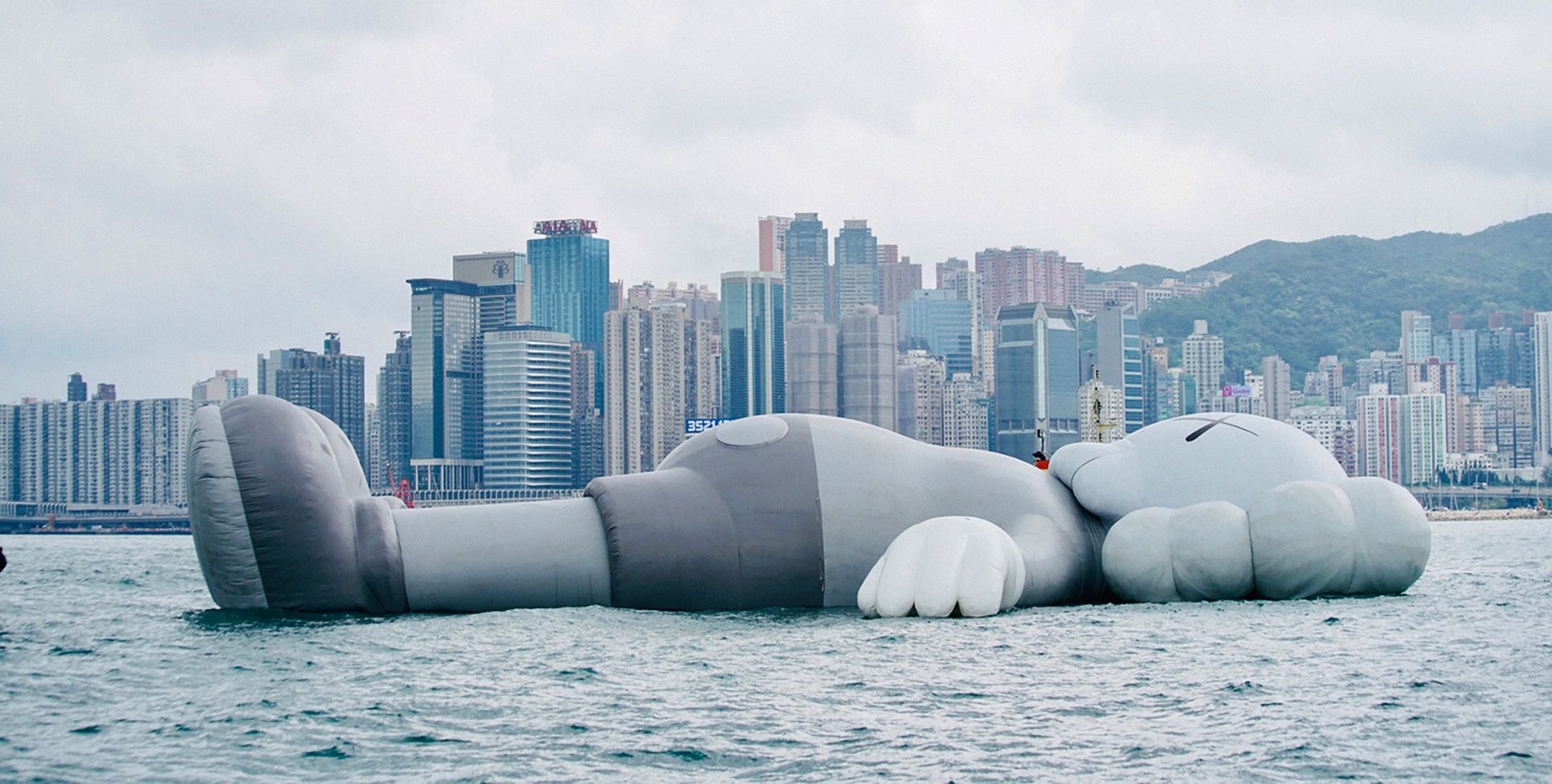 KAWS's inflatable sculpture Holiday Companion in Hong Kong's Victoria Harbour. Photo: @AllRightsReserved KAWS's inflatable sculpture Holiday Companion in Hong Kong's Victoria Harbour. Photo: @AllRightsReserved