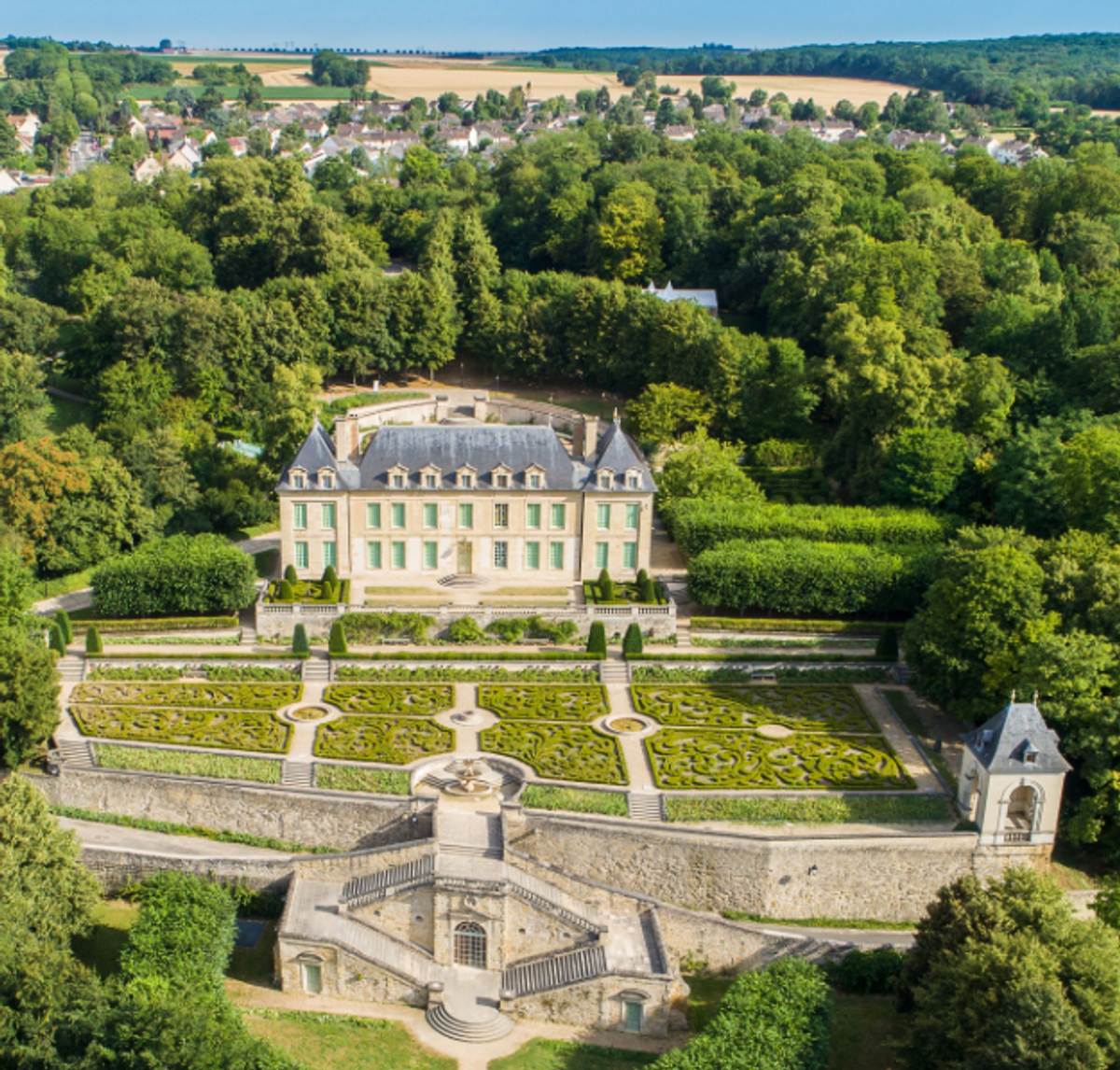 Aerial view of the Château of Auvers, with the wheatfields on the horizon

Château d’Auvers


