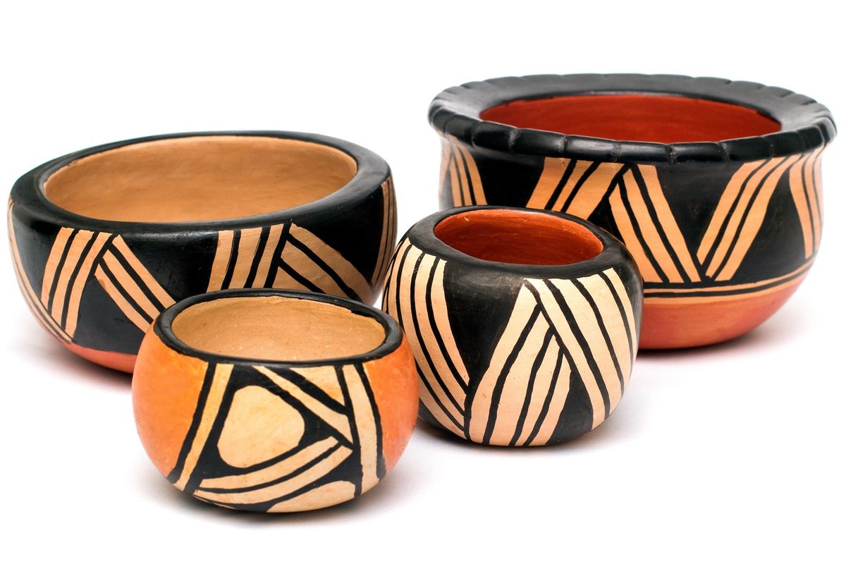 Examples of Waurá ceramics by artesans from near Alto Xingú, Mato Grosso, Brasil Fotoarena / Alamy Stock Photo