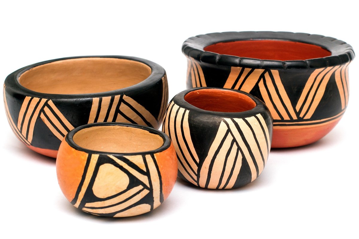 Examples of Waurá ceramics by artesans from near Alto Xingú, Mato Grosso, Brasil Fotoarena / Alamy Stock Photo