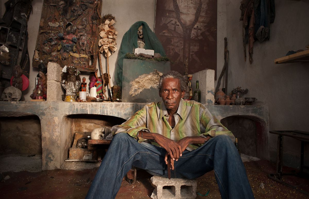 Jean-Claude Saintilus in his home altar atelier and yard, between Grand Rue and Rue du Magasin de l’Etat in downtown Port-au-Prince in 2017 Leah Gordon