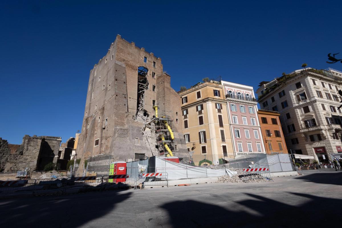 The Torre dei Conti in Rome after it partially collapsed yesterday
Photo: Independent Photo Agency Srl (Alamy)
