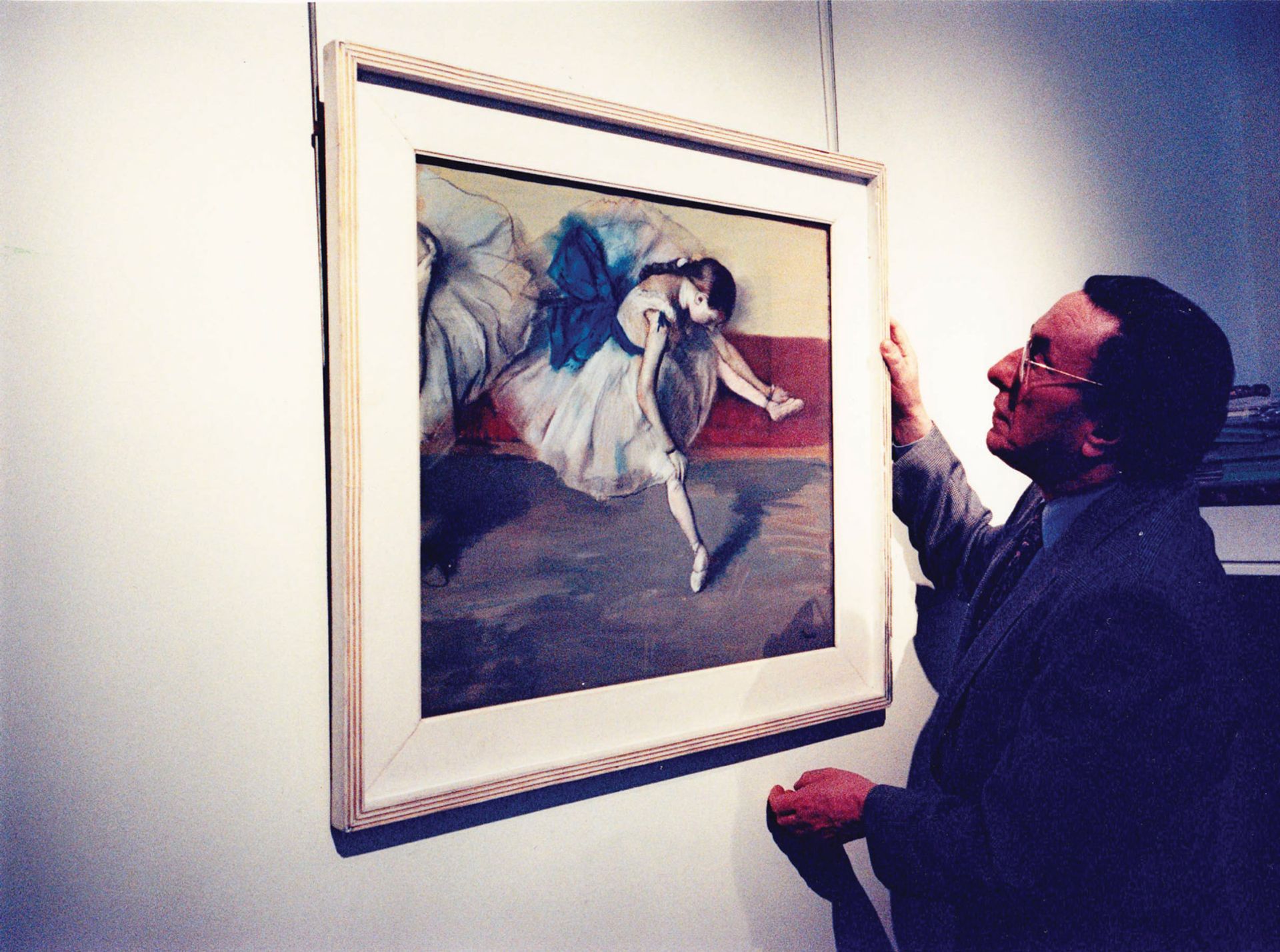 Michel Strauss viewing Degas’s Danseuse au Repos (1879) when it sold at Sotheby’s in London in 1999; the work is in its original ‘Impressionist’ frame, considered the height of modernity at the time Courtesy of Sotheby’s and Halban Publishers
