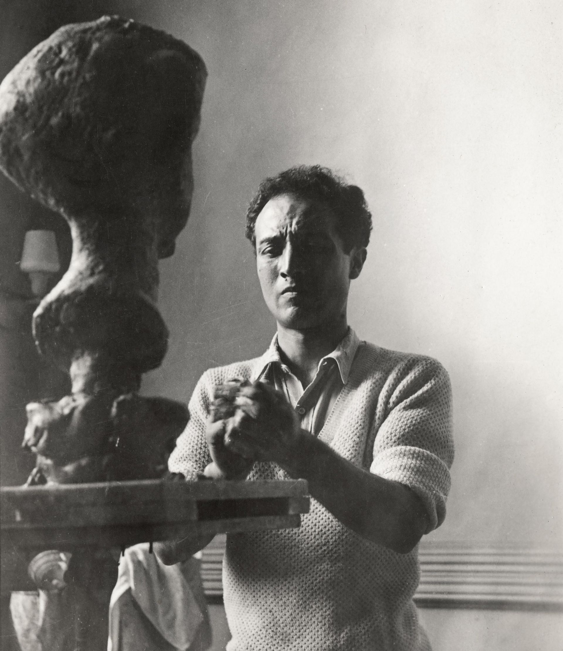 Isamu Noguchi working on a portrait of Mary Poore, 1932. ©INFGM / ARS