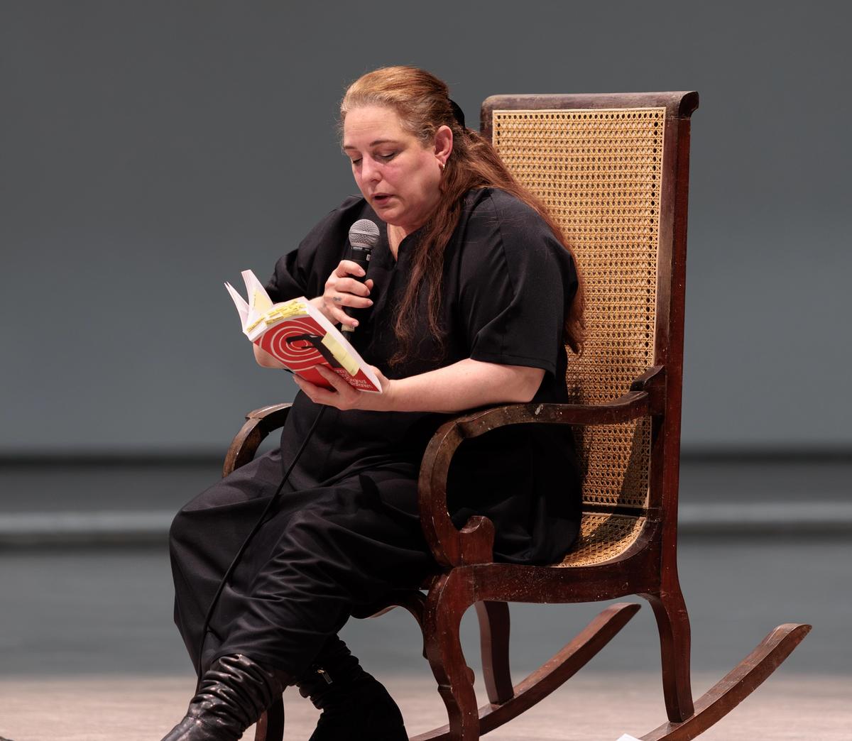 Tania Bruguera, Where Your Ideas Become Civic Actions (100 Hours Reading “The Origins of Totalitarianism”), Hamburger Bahnhof – Nationalgalerie der Gegenwart, 7-11 February. 
© Estudio Bruguera / Nationalgalerie – Staatliche Museen zu Berlin / Jacopo La Forgia