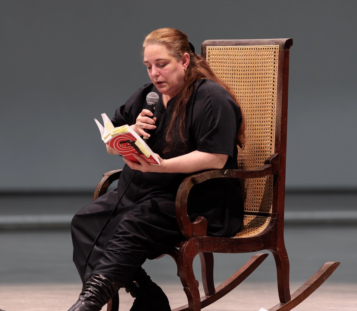 Tania Bruguera, Where Your Ideas Become Civic Actions (100 Hours Reading “The Origins of Totalitarianism”), Hamburger Bahnhof – Nationalgalerie der Gegenwart, 7-11 February.
© Estudio Bruguera / Nationalgalerie – Staatliche Museen zu Berlin / Jacopo La Forgia