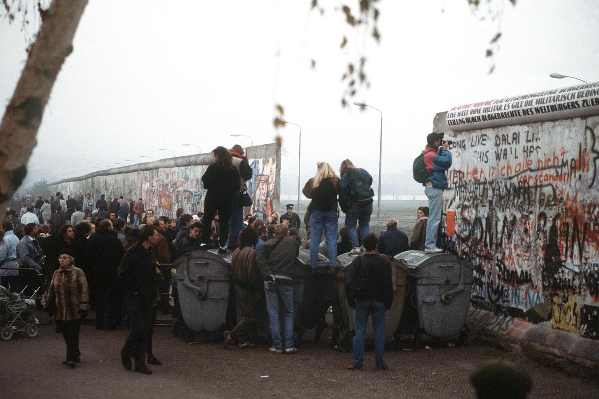 West German citizens gather at a newly created opening in the Berlin Wall at Potsdamer Platz in November 1989. Photo: US Department of Defense
