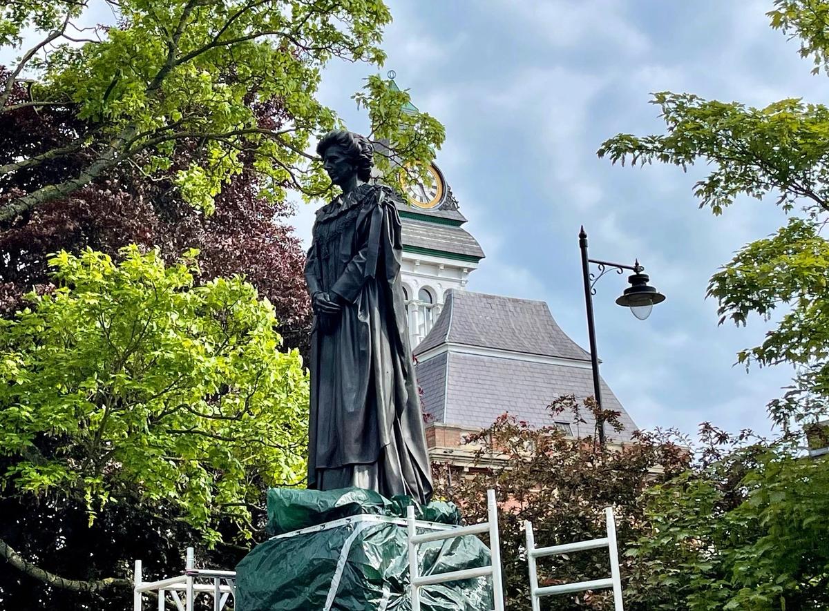 The statue of former British prime minister Margaret Thatcher was installed in her hometown of Grantham, Lincolnshire. Twitter: @KelhamCooke
