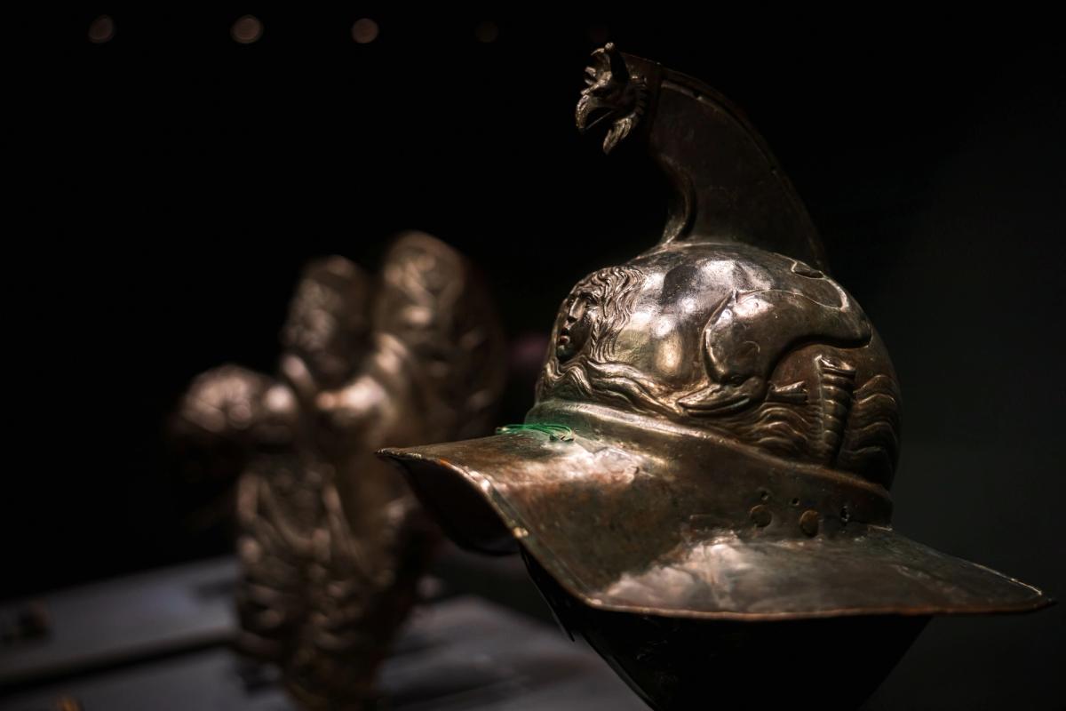 Installation view of Gladiators: Heroes of the Colosseum showing the helmet of a thraex, a type of gladiator with ties to the ancient Thracians
Royal Armouries and Museo Archeologico Nazionale di Napoli