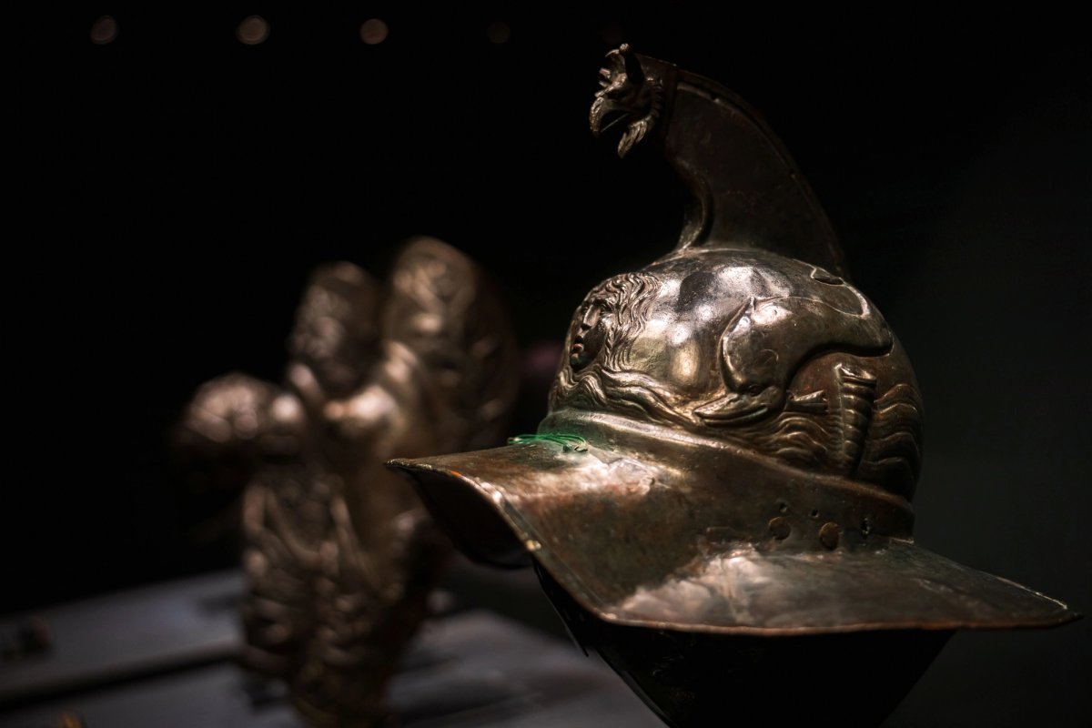 Installation view of Gladiators: Heroes of the Colosseum showing the helmet of a thraex, a type of gladiator with ties to the ancient Thracians
Royal Armouries and Museo Archeologico Nazionale di Napoli