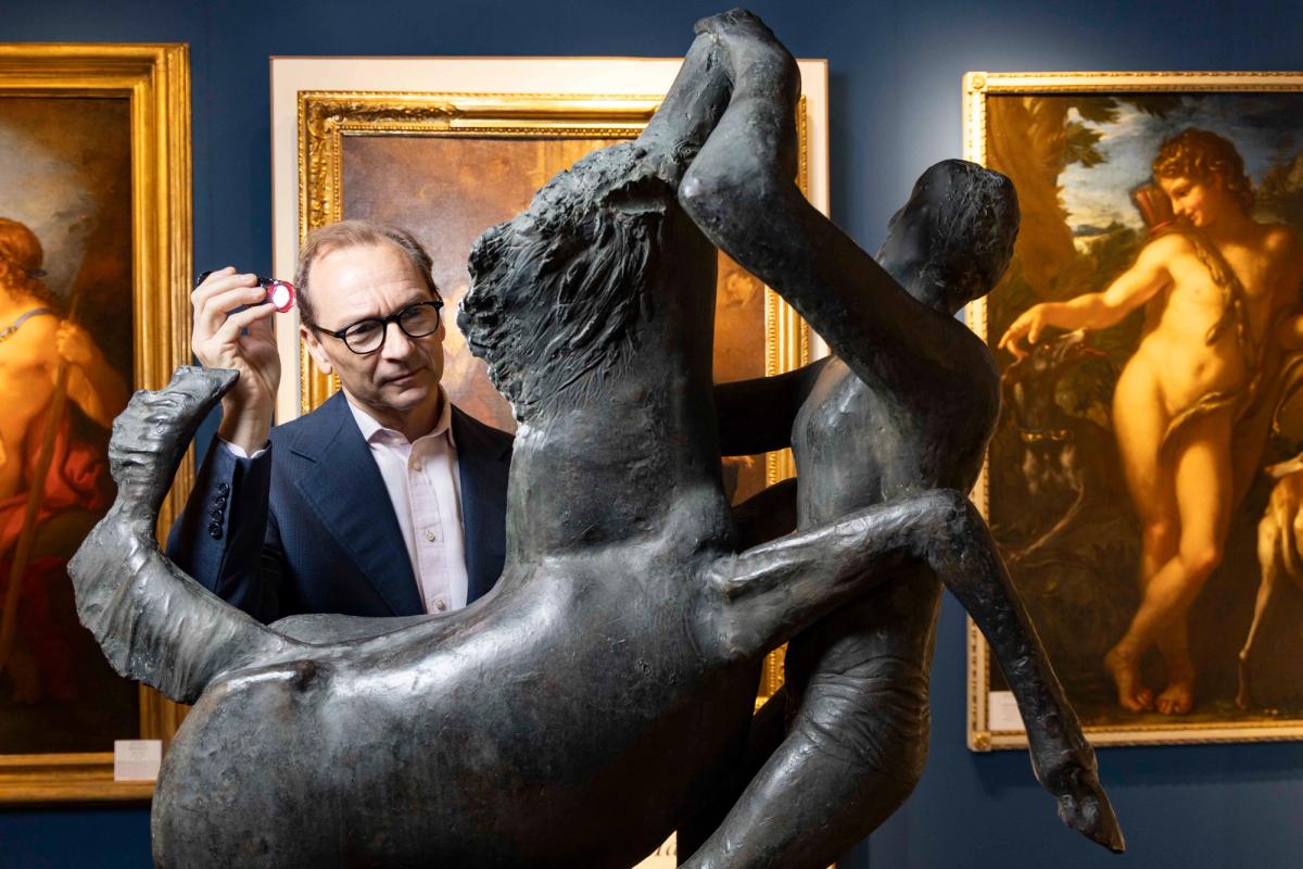 A member of Biaf’s extensive vetting committee examines a sculpture

Photo: Massimo Sestini