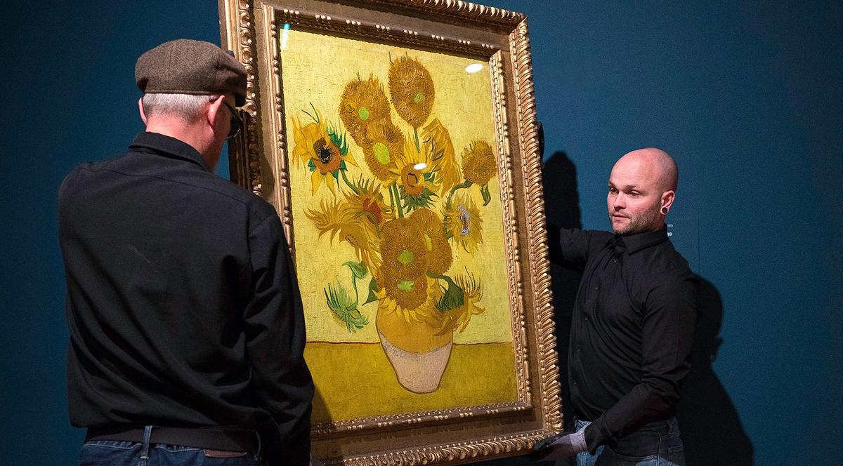 Van Gogh’s Sunflowers (January 1889) being taken to the conservation studio, 11 January 2019 Courtesy of the Van Gogh Museum, Amsterdam