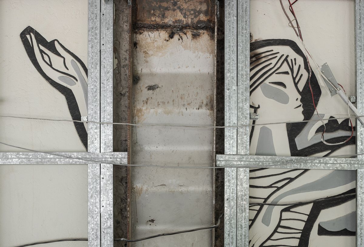 A detail from Evgeny Sidorkin’s sgraffito Courtesy of Tselinny