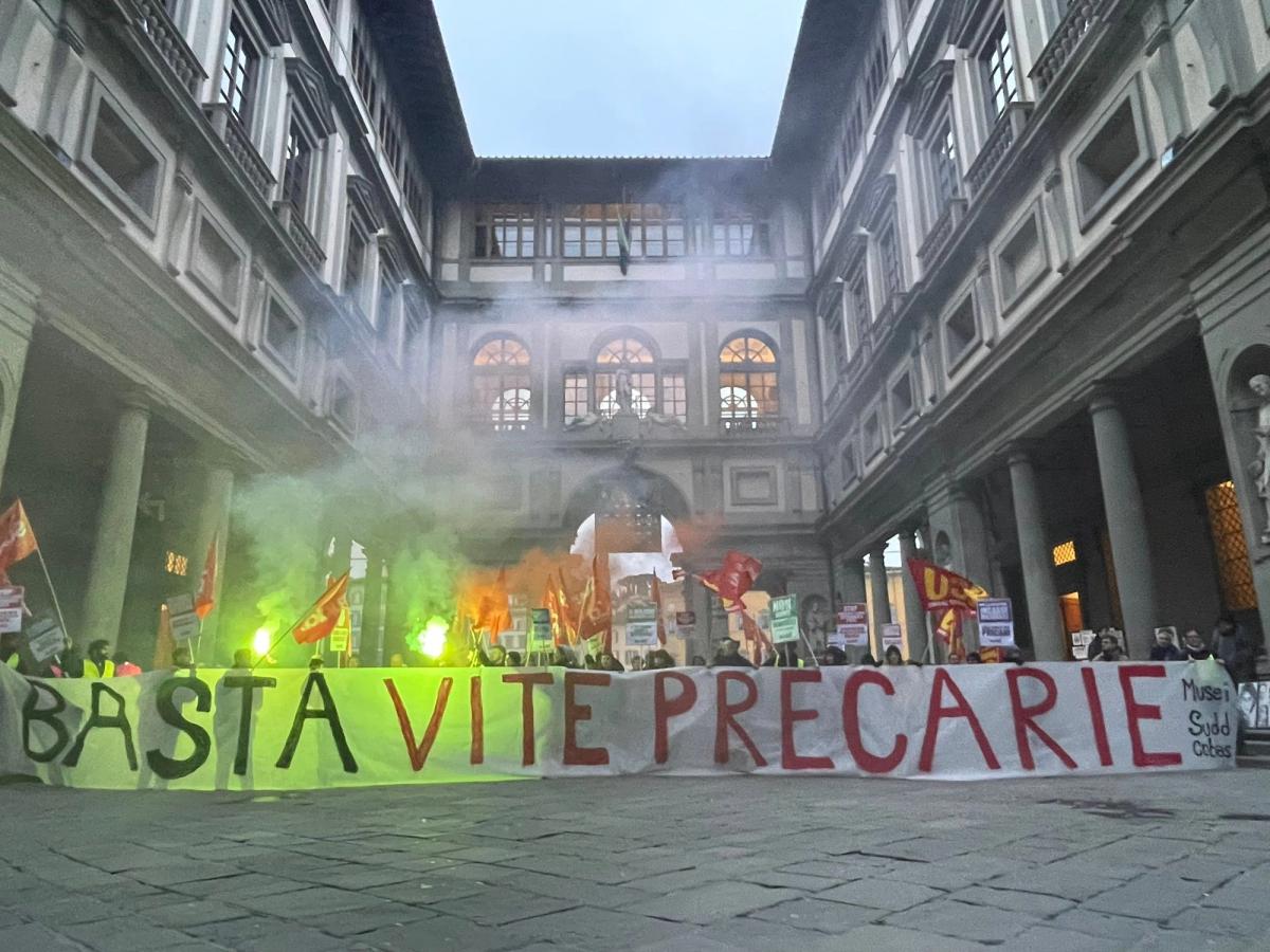 Demonstrators gathered in Piazzale degli Uffizi—the Florence museum’s long internal courtyard—on 4 January

Photo: SUDD Cobas