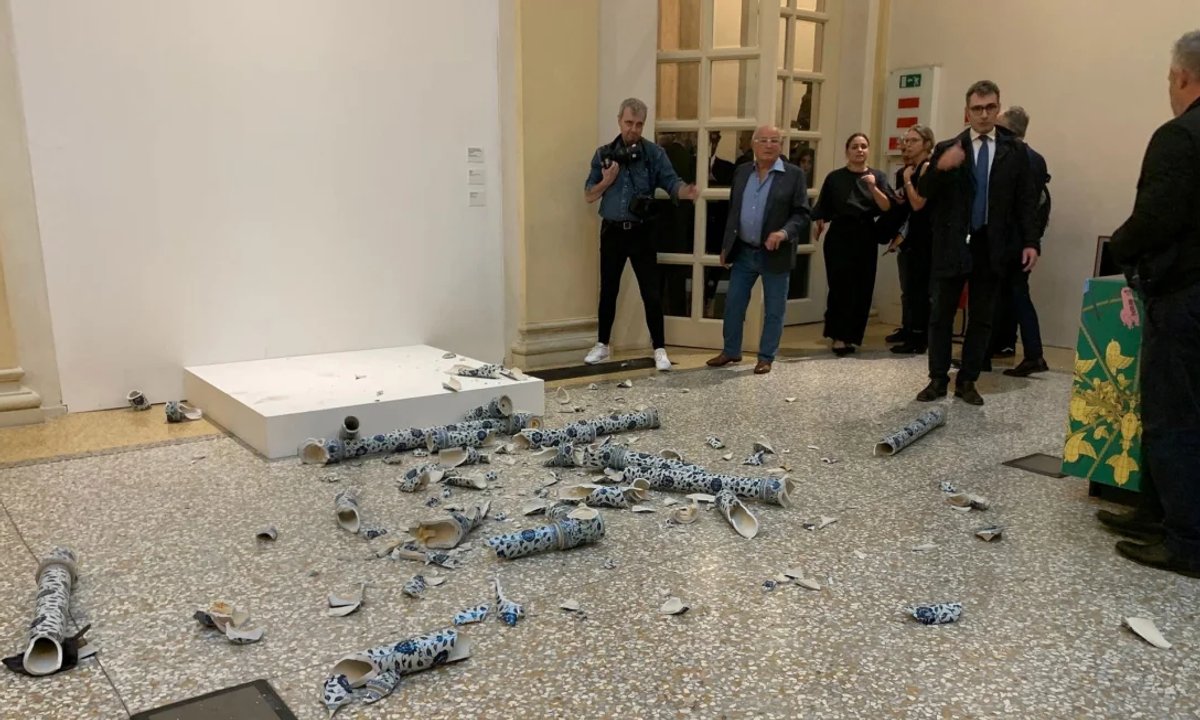 Ai Weiwei responds to his sculpture being smashed at Italian exhibition opening Ai Weiwei responds to his sculpture being smashed at Italian exhibition opening