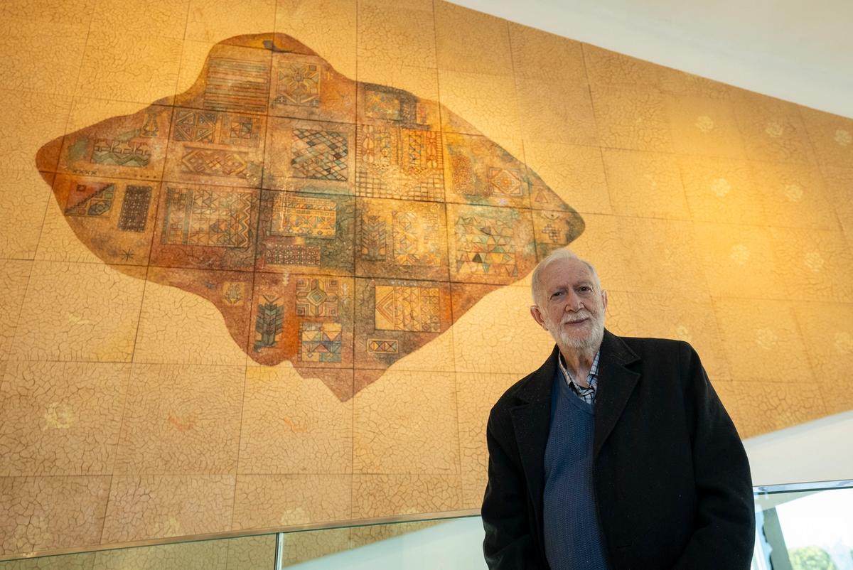 Sliman Mansour in front of On the Wing of an Angel (2024), a 12m by 6m mural at the Palestinian Museum in Birzeit
© The Palestinian Museum