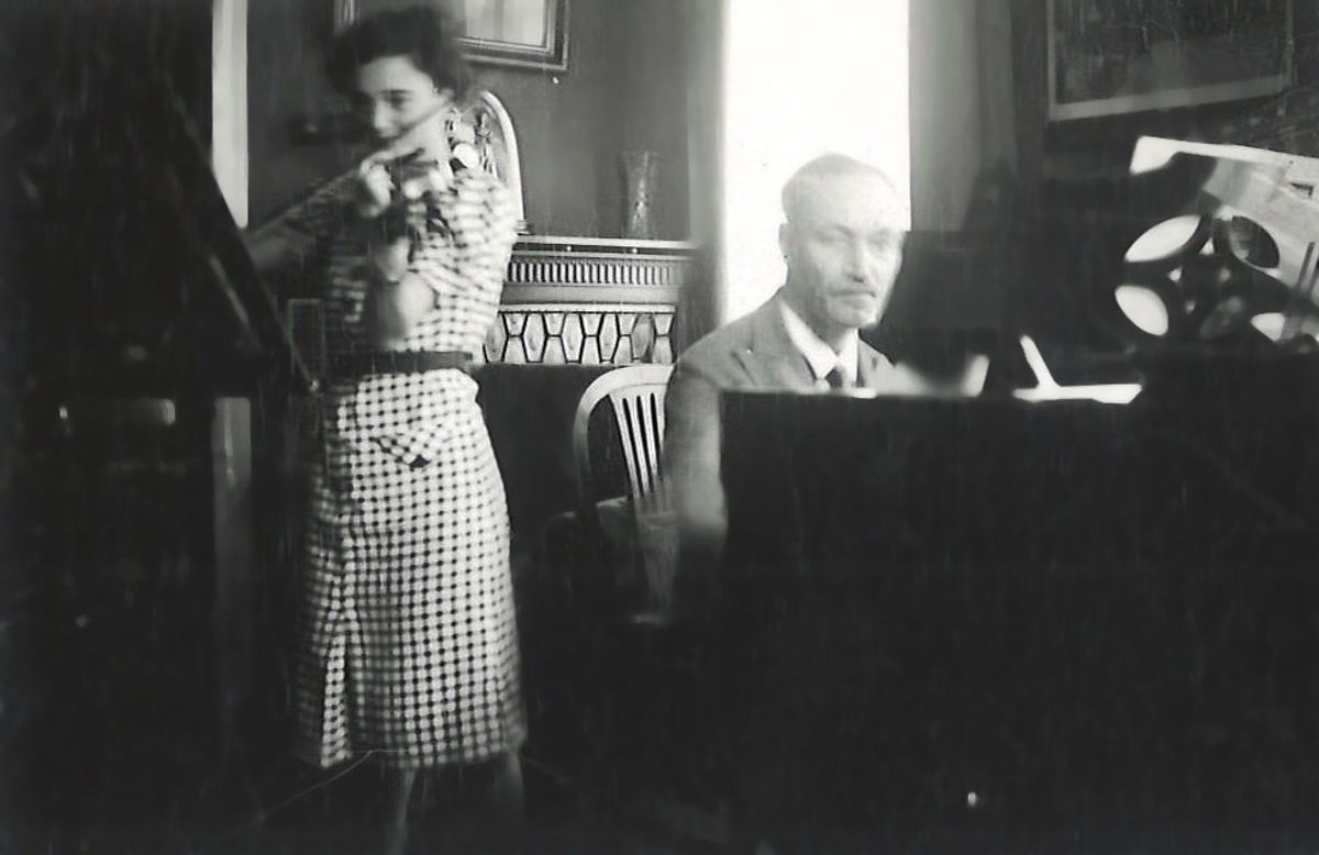 Felix Hildesheimer at the piano with his younger daughter Elsbeth on the violin © Family of Felix Hildesheimer