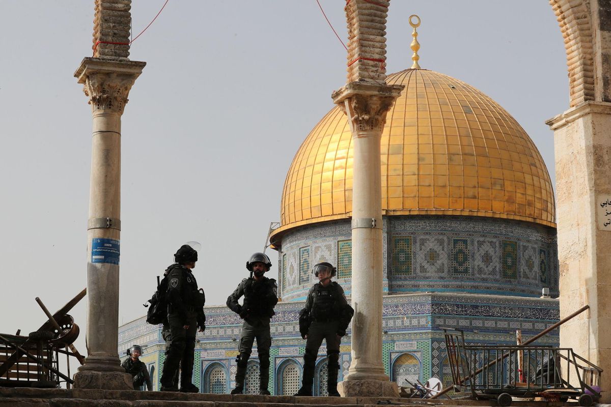 Israeli police stand in front of the Dome of the Rock during clashes with Palestinians at the compound that houses Al-Aqsa Mosque, known to Muslims as Noble Sanctuary and to Jews as Temple Mount, in Jerusalem's Old City © Reuters/Ammar Awad