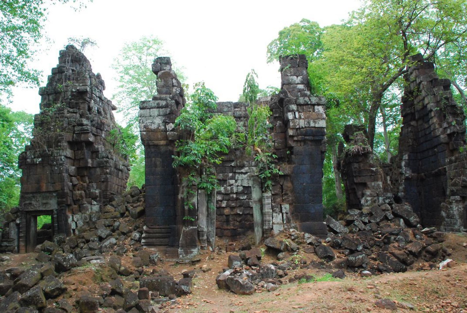 The looted Prasat Chen temple complex in Koh Ker © Socheat Nhean