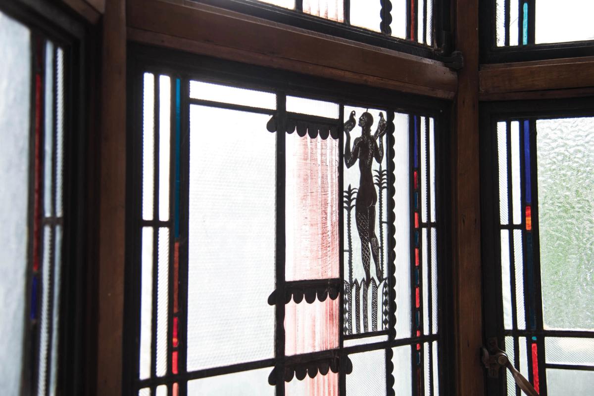 A detail of Edgar Miller's art glass window design at the Glasner Studio (industrial glass, stained glass, metal cuts, lead, iron oxide; 1929) Photo: Daniela Colucci