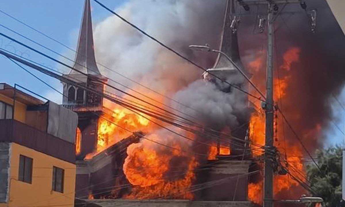 Community mourns historic Franciscan church destroyed by fire in Chile