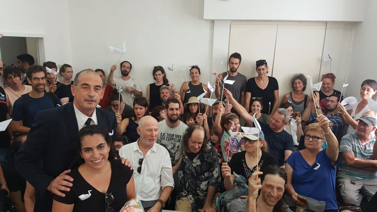 Lawyer Yossi Havilio and Barbur Gallery’s supporters, holding swans (barbur in Hebrew), at the court ruling on the gallery’s eviction Eyal Sher