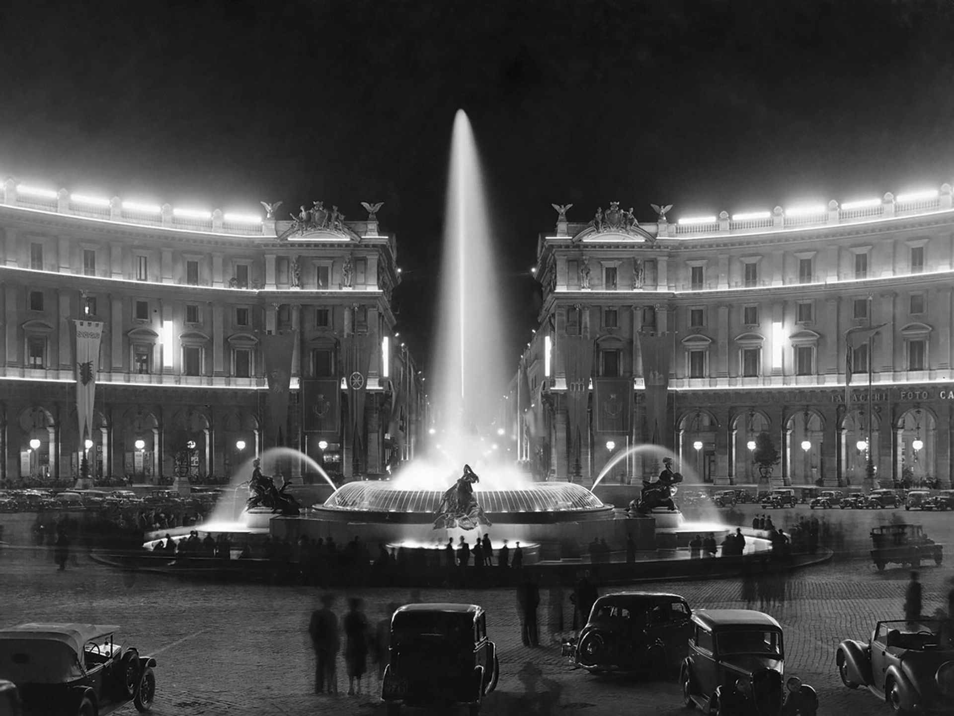 The Piazza dell’Esedra, now the Piazza della Repubblica, Rome, on the first day of Hitler’s 1938 state visit to Italy © Italian Ministry of Culture