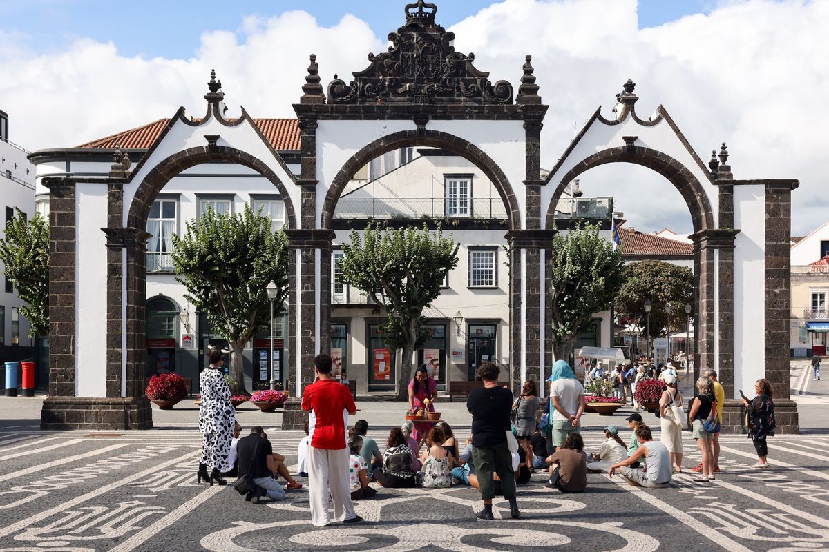 Uhura Bqueer and Soya the Cow’s excursion Try walking in my hooves x Ananábó (2025) stops at Ponta Delgada’s Portas da Cidade Photo: Mariana Lopes, courtesy Walk&Talk