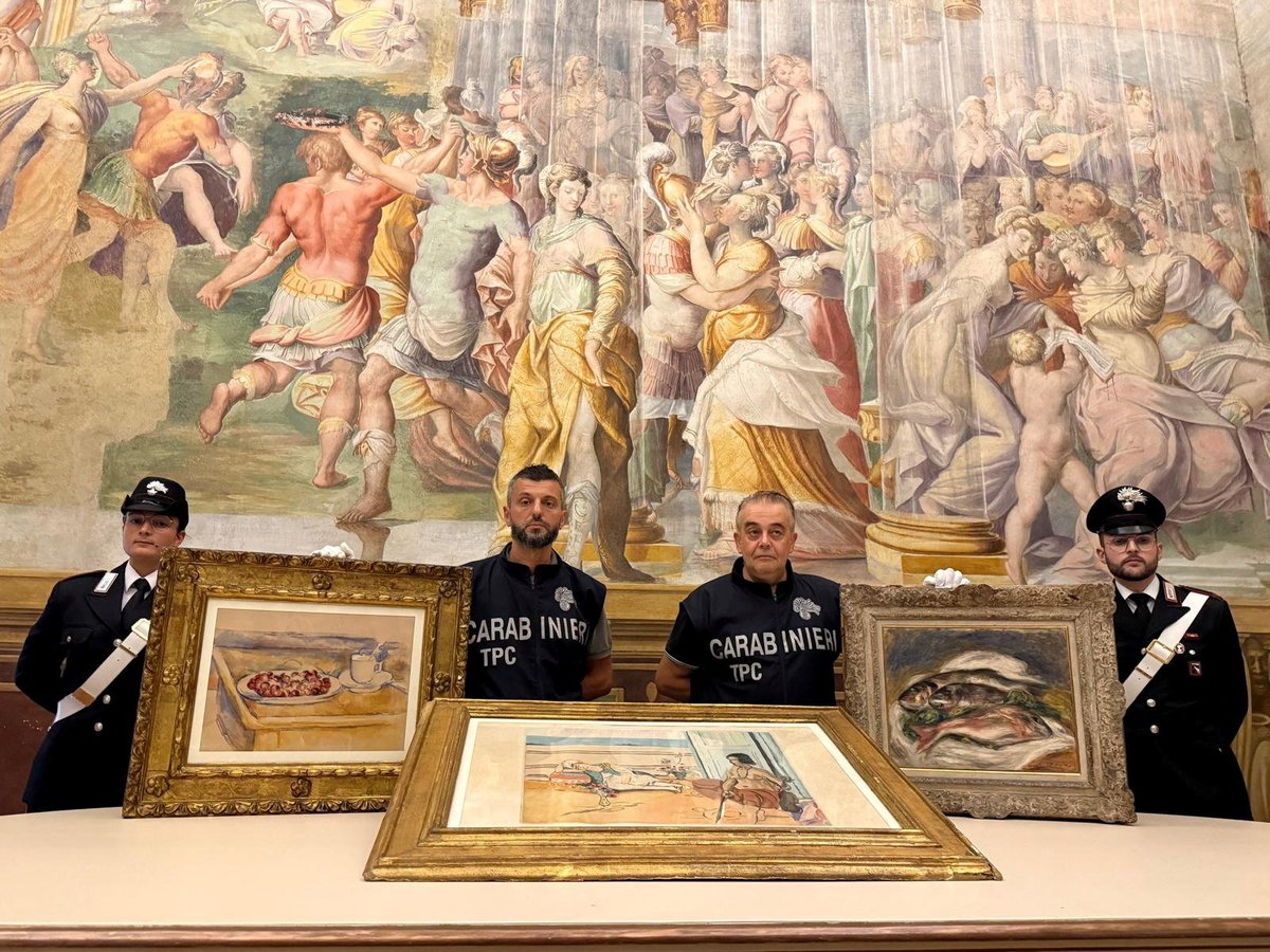 Members of the Carabinieri stand with the recovered paintings
Photo: Reuters