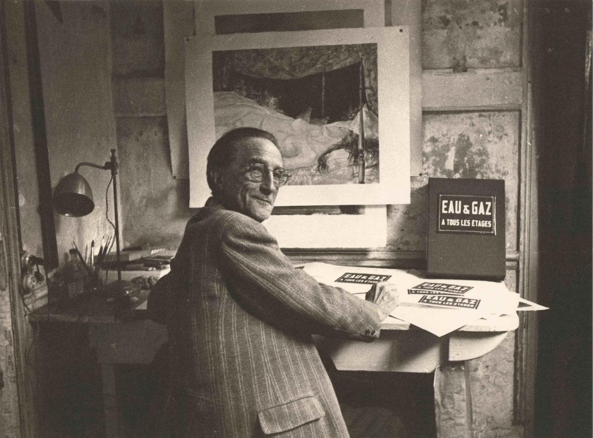 Marcel Duchamp signing the labels EAU & GAZ À TOUS LES ÉTAGES for the deluxe edition of Sur Marcel Duchamp at the Trianon Press offices, Paris, September 23, 1958. Photograph by Richard Lusby, Courtesy Marcel Duchamp Archives, Paris