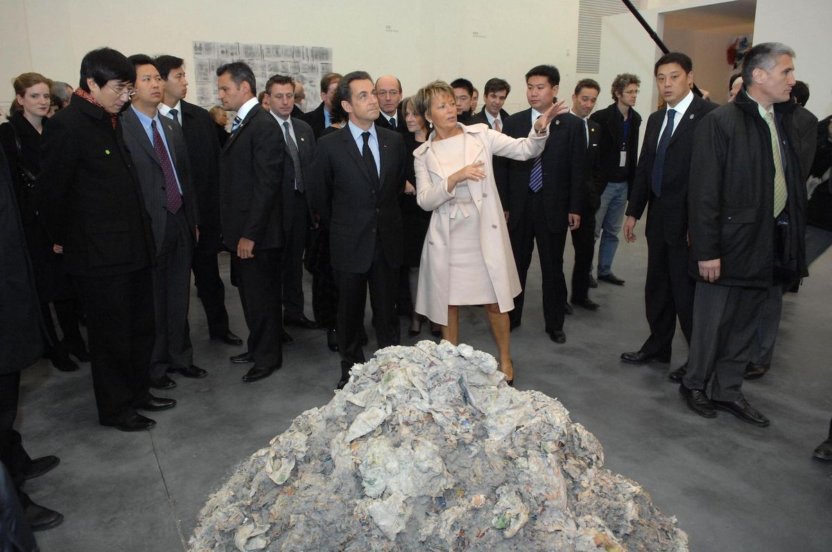 Myriam Ullens (centre) gives then French president Nicolas Sarkozy a tour of the Ullens Center for Contemporany Art in Beijing in 2007 Photo Abaca Press / Alamy Stock Photo