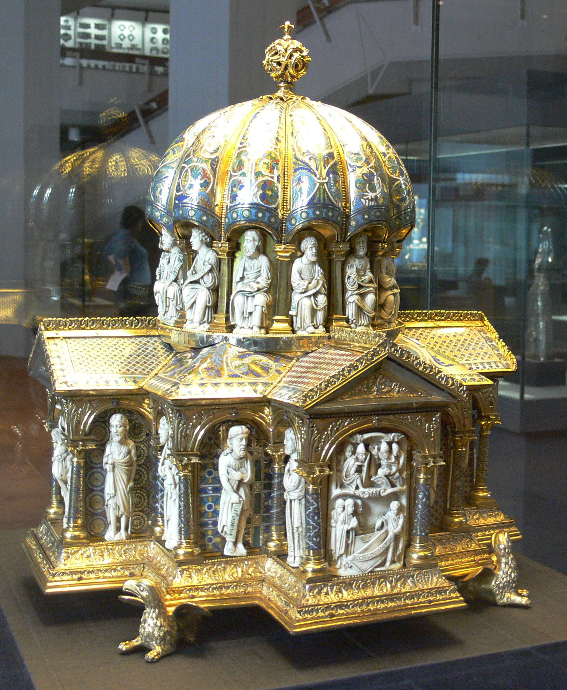 This cupola reliquary is part of the Guelph Treasure, displayed at the Kunstgewerbemuseum (Museum of Applied Arts) in Berlin Photo via Wikimedia Commons