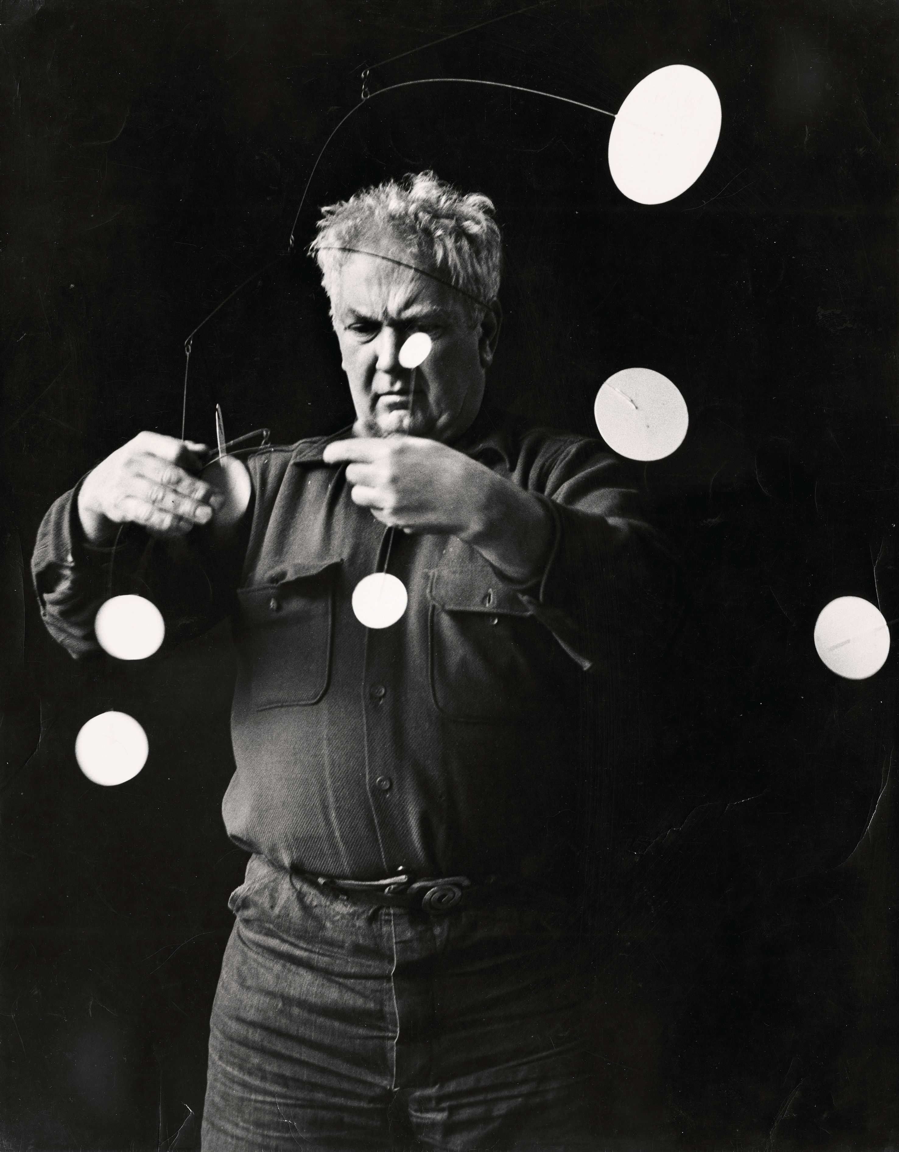 Alexander Calder with Snow Flurry I (1948) in a 1952 photograph by Gordon Parks © Gordon Parks Foundation; © Calder Foundation, New York/ADAGP, Paris; courtesy Calder Foundation/Art Resource