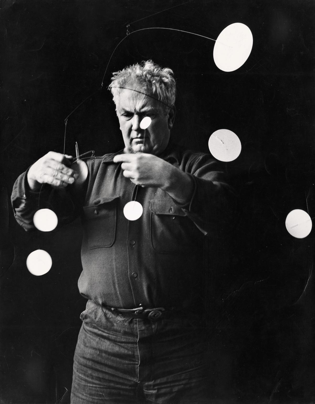 Alexander Calder with Snow Flurry I (1948) in a 1952 photograph by Gordon Parks © Gordon Parks Foundation; © Calder Foundation, New York/ADAGP, Paris; courtesy Calder Foundation/Art Resource