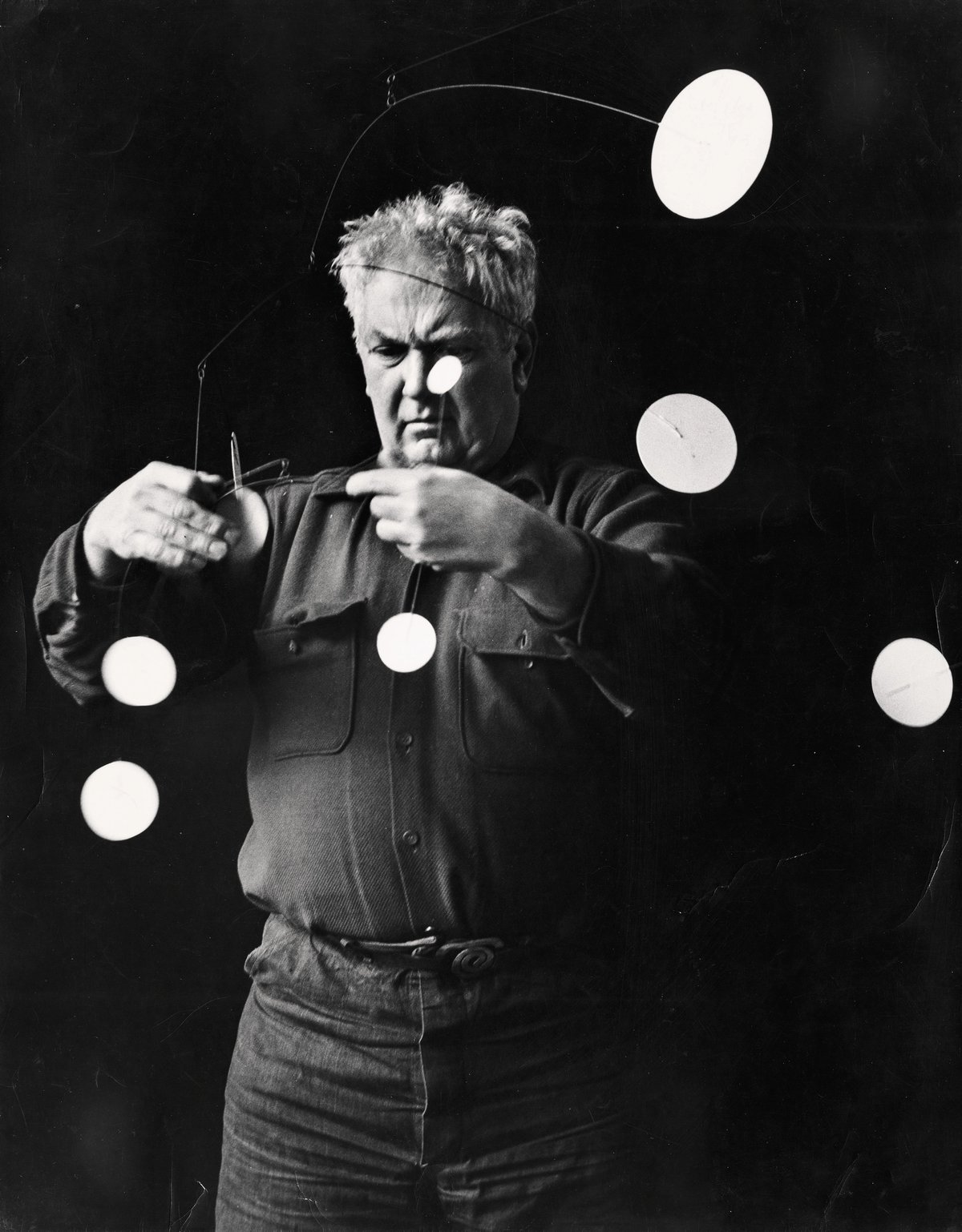 Alexander Calder with Snow Flurry I (1948) in a 1952 photograph by Gordon Parks © Gordon Parks Foundation; © Calder Foundation, New York/ADAGP, Paris; courtesy Calder Foundation/Art Resource