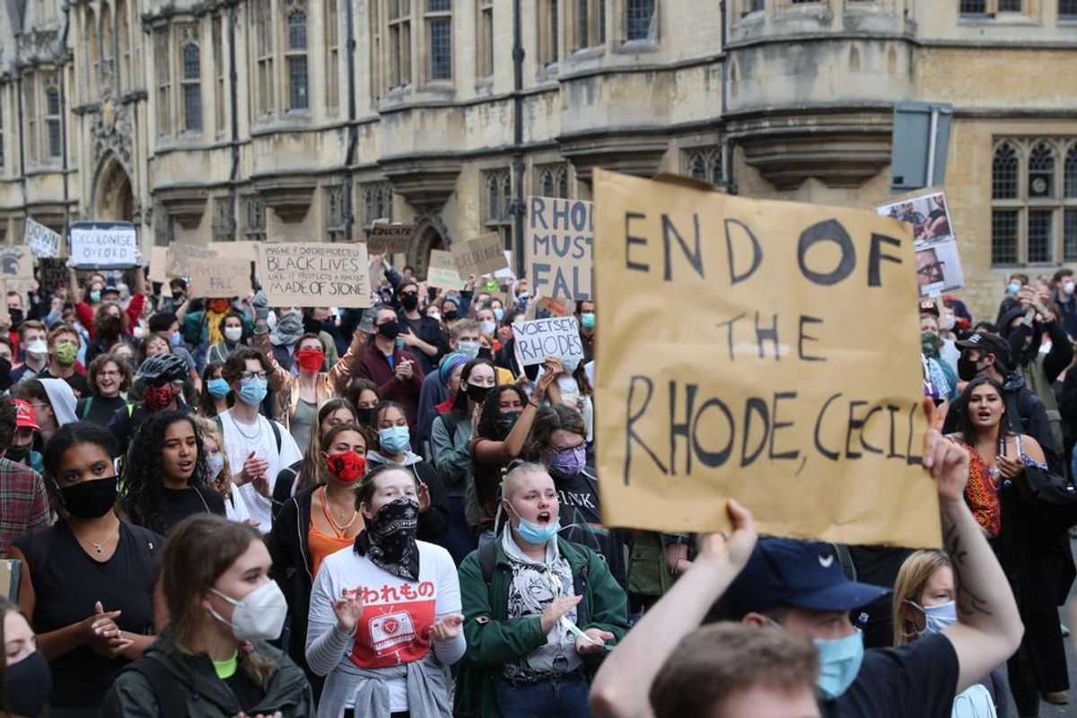 Protesters calling for the removal of the statue of 19th-century imperialist Cecil Rhodes from an Oxford college © PA Images / Alamy Stock Photo