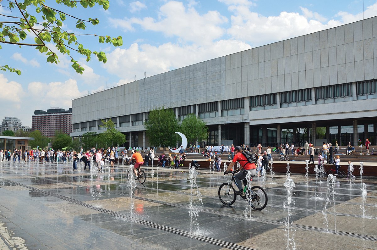 The Central House of Artists currently hosts a book fair, lectures and concerts Irina Ovchinnikova