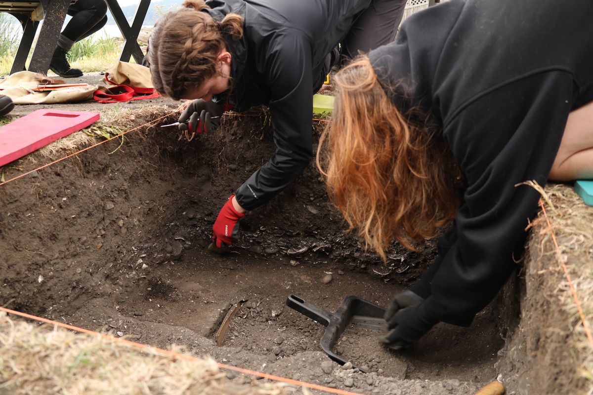 University of Victoria students Morgan Holder and Tika Gilbank uncovering ancient cooking feature at the ȾEL ̧IȽĆE village site in Cordova Bay Photo by Brian Thom, courtesy of University of Victoria