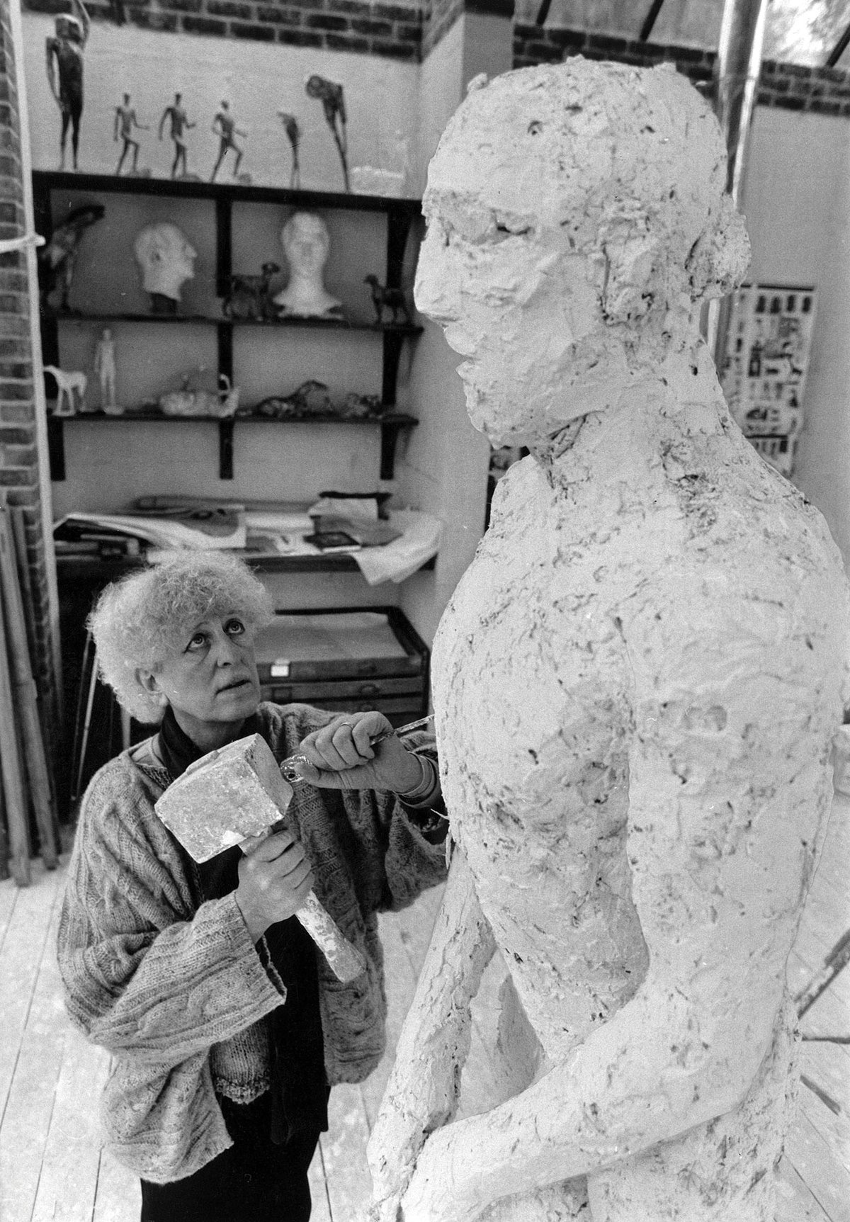 Elisabeth Frink working on the Dorset Martyr group in 1985 © Anthony Marshall/Courtesy of Dorset History Centre. Artist copyright in image kindly approved by Tully and Bree Jammet.