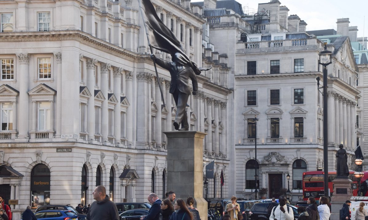 Has a brand new Banksy statue simply appeared in central London? – The Artwork Newspaper Has a brand new Banksy statue simply appeared in central London? – The Artwork Newspaper