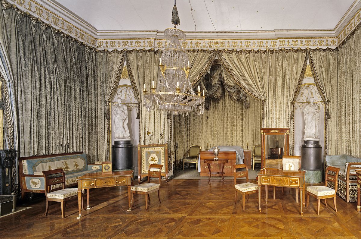 Before restoration: Friedrich I’s lavish bedchamber, whose walls are lined with a massive 330 sq. m of draped fabric
Photo: Steffen Hauswirth, © LMZ-BW/Hauswirth