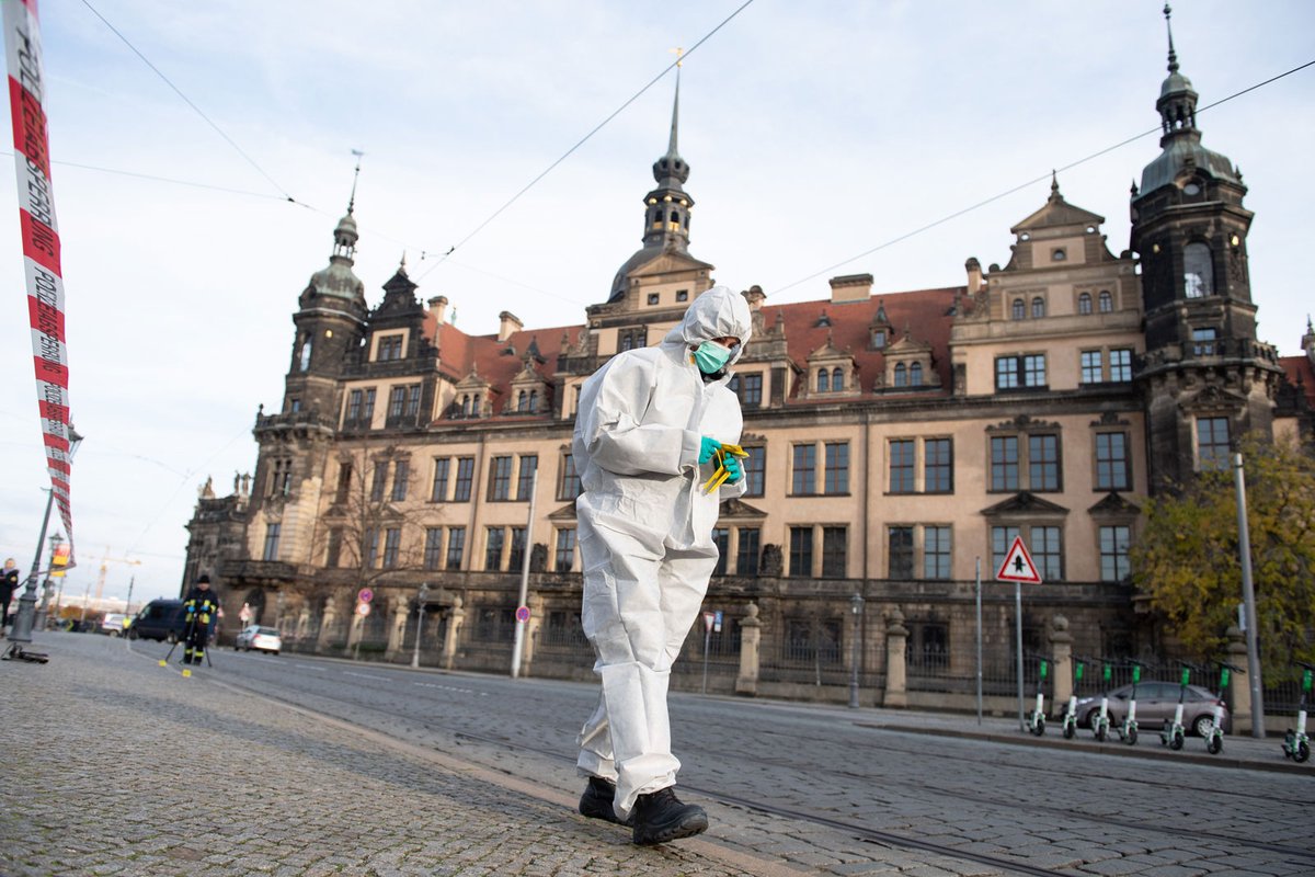A forensic expert searches the area around the Royal Palace that houses the Green Vault in Dresden © Photo Sebastian Kahnert/dpa/AFP/Getty