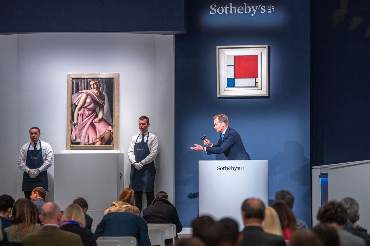 Sotheby’s Europe chairman Oliver Barker takes bids on Tamara de Lempicka's Portrait de Romana de la Salle (1928) in 14 November's Modern Evening Auction in New York Courtesy Sotheby's
