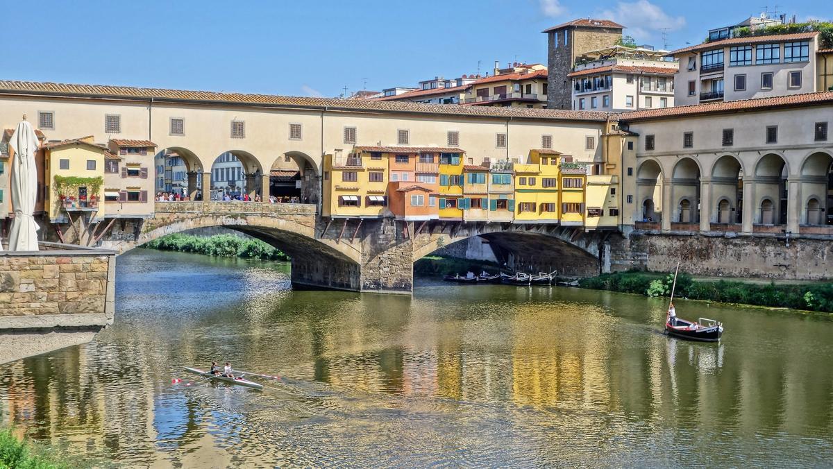 Ponte Vecchio in Florence, Italy Photo: gula08