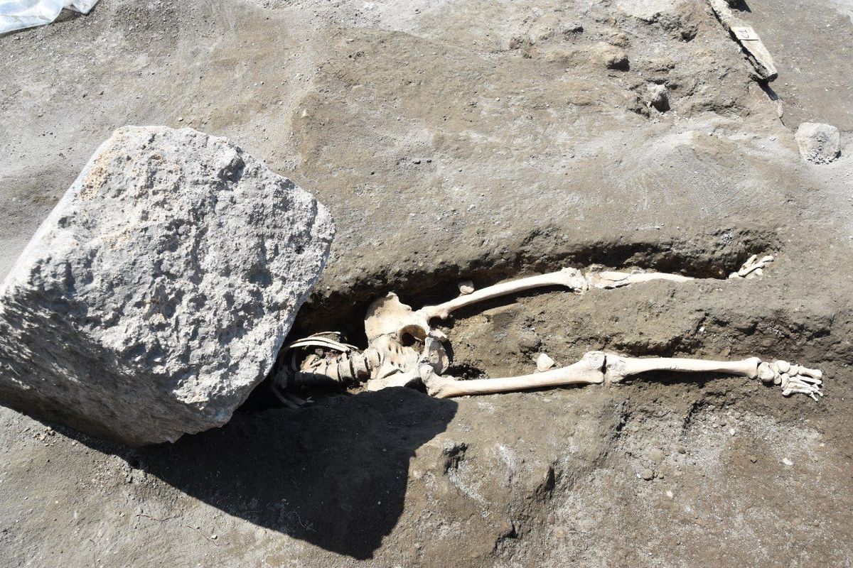 The first victim discovered at the site of the new Regio V excavations Pompeii - Parco Archeologico